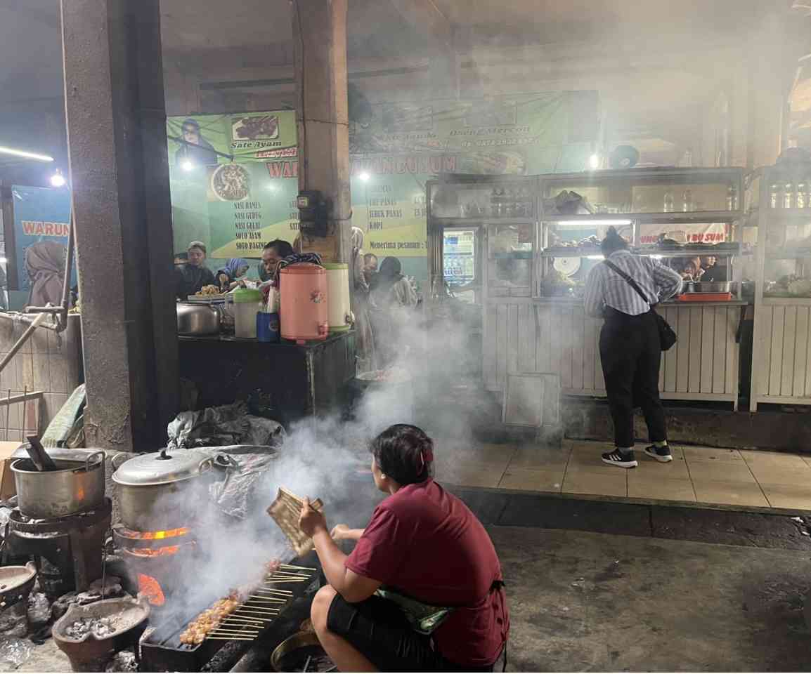 Sate & Gorengan Bu Sriayu: Rasa Legendaris yang Menggigit Jiwa di Cilacap